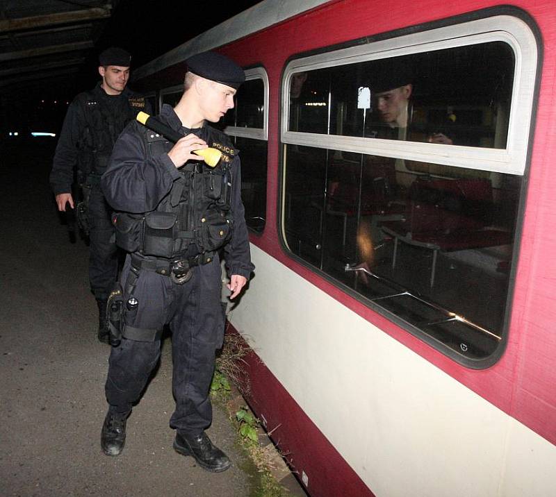 Fotoreportér Deníku Jan Vraný byl na noční hlídce s mosteckými policisty.