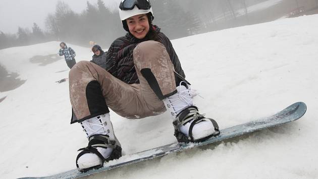 Ačkoli na Telnici prší a prudce taje sníh, studenti ústecké obchodní akademie se na posledních zbytcích sněhu v úterý učili ovládat lyže a snowboardy.