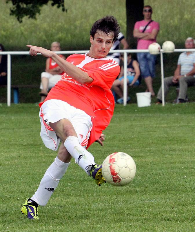 Fotbalisté Hostovic (oranžoví) porazili Trmice 2:1 po penaltách a převzali pohár za vítězství v soutěži.