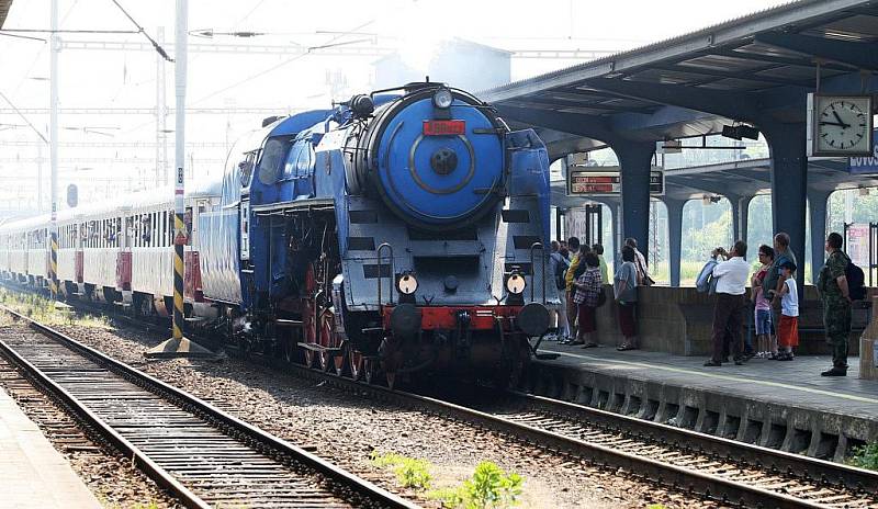 Historický vlak s parní lokomotivou projel regionem
