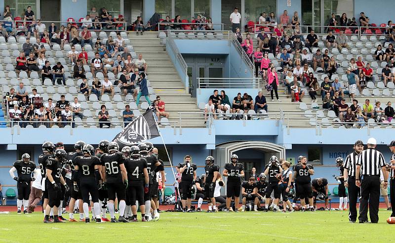 Paddock liga 2019. Ústečtí Blades (černé dresy) přehráli při prvním utkání na městském stadionu Alligators Brno (bílo-zelené dresy) 30:0.