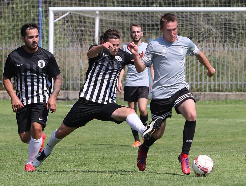 Finálové utkání Memoriálu Bohumila Vejrycha a Václava Lukáše mezi fotbalisty Mojžíře (černobílá trika) a béčka Neštěmic (šedá trika) skončilo remízou, na penalty zvítězil TJ Mojžíř