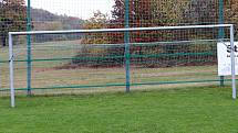 Fotbalové hřiště v Hostovicích je kuriózní sklonem v podélném i příčném směru. Horní branka