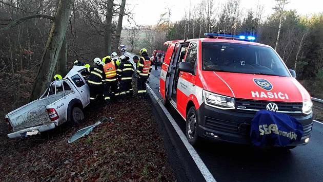 Nehody, u kterých zasahovali během jediné noci hasiči v Ústeckém kraji