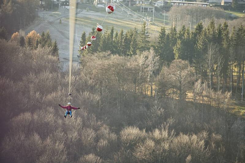 Ve čtvrtek poprvé zprovozní novou atrakci v Klínech na Mostecku. Krušnohorským údolím prosvištíte na unikátní zipline. Reportér Deníku lanovou dráhu vyzkoušel ještě před otevřením.