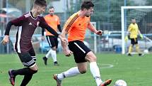 Fotbalisté Mojžíře (v oranžovočerném) doma porazili v ostře sledovaném derby před 450 diváky Neštěmice 1:0. Foto: Deník/Rudolf Hoffmann