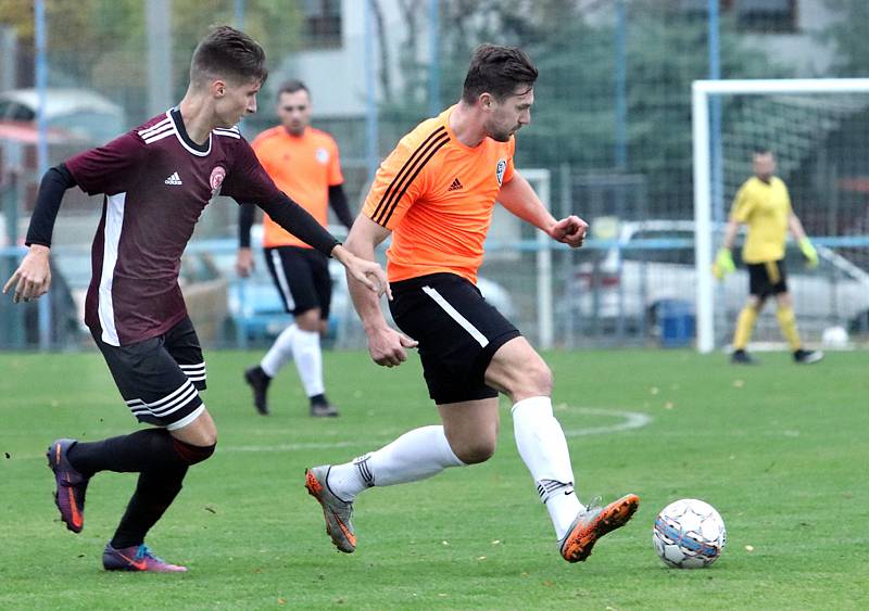 Fotbalisté Mojžíře (v oranžovočerném) doma porazili v ostře sledovaném derby před 450 diváky Neštěmice 1:0. Foto: Deník/Rudolf Hoffmann