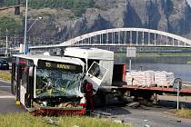 Nehoda autobusu a nákladního vozu na křižovatce pod Větruší v Ústí