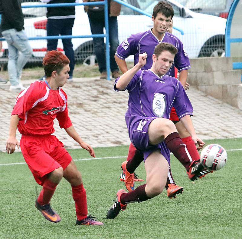 Fotbalisté Telnice (ve fialovém) zvítězili na hřišti Skorotic 3:0.