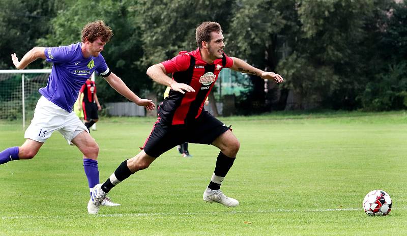 Utkání Přestanova (fialovo-bílí) proti MSK Trmice (červenočerní) skončilo remízou 2:2,, po penaltách získal bod navíc Přestanov. Hráno na stadionu v Trmicích.