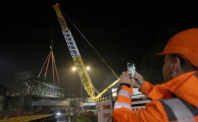 V sobotu večer proběhla demontáž starého železničního železničního mostu, který v dubnu nahradí nová kovová konstrukce.