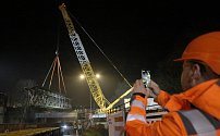 V sobotu večer proběhla demontáž starého železničního železničního mostu, který v dubnu nahradí nová kovová konstrukce.
