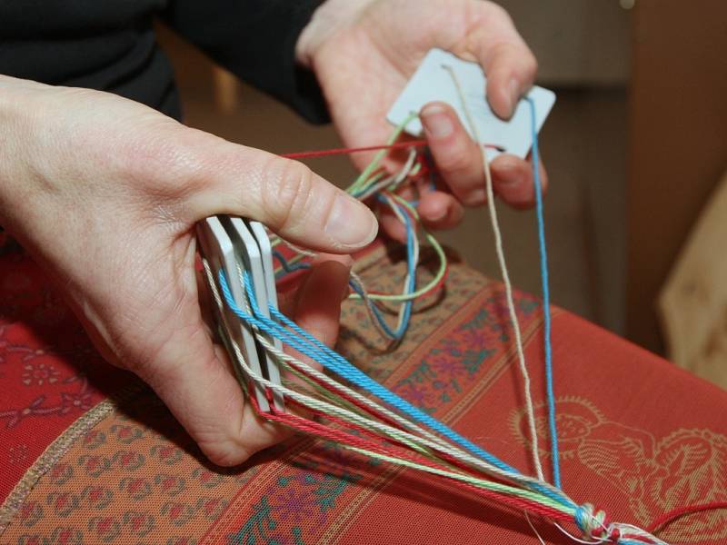 Předtkalcovskou techniku tkaní předvedla na čtyřech karetkách, což je nejjednodušší způsob, Pavlína Gutová přímo v expozici výstavy Po stopách starých Germánů v litoměřickém muzeu.