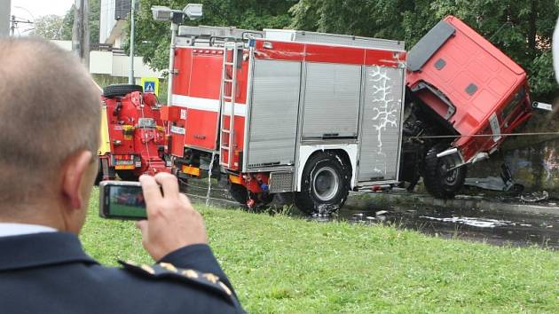 Cestou k požáru skončilo na bukovském rondelu jedno z hasičských aut na boku. 