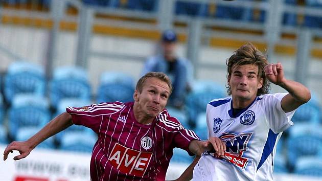 Kladenský fotbalista Vít Beneš skončil po souboji s Peterem Černákem v nemocnici.