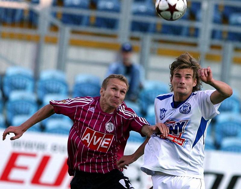 Kladenský fotbalista Vít Beneš skončil po souboji s Peterem Černákem v nemocnici.