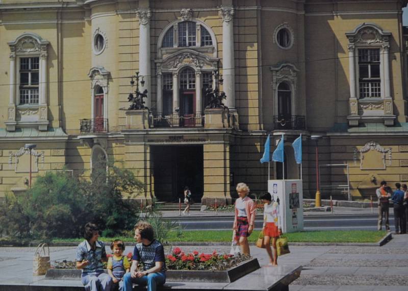 Která významná kulturní instituce sídlí v budově na fotografii? Snímek je z roku 1976 z publikace Ústí nad Labem.