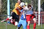 I.A třída Ústeckého kraje. Fotbalisté Chuderova (modří) byli v okresním derby přemoženi 0:1 Střekovem (bíločervení).