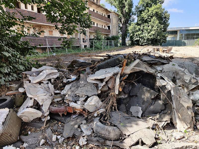 Z ústecké Matiční ulice mizí po demolici zdivo, odpad i poslední stopy po nejzprofanovanější ulici v ČR: