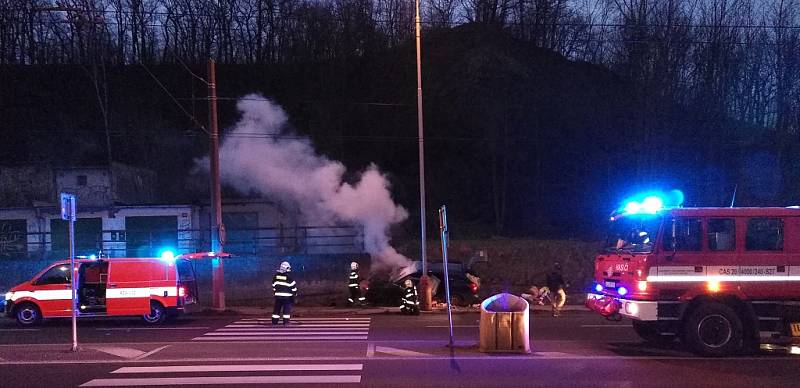 Nehoda v ústecké Vinařské ulici. Vůz po nehodě hořel, řidička utrpěla lehčí zranění