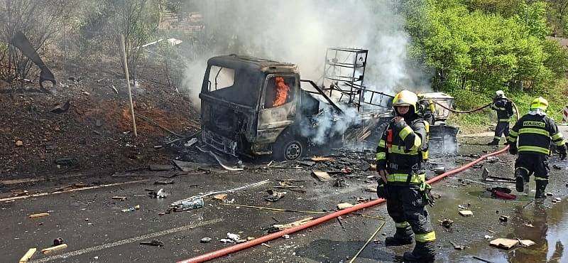 Vrak auta po požáru v Malém Březně