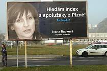 Billboardy, dělající si legraci z chomutovské primátorky Ivany Řápkové se objevili třeba v Ústí nad Labem, na Střekově ve Varšavské a Děčínské ulici, či v Klíšské ulici v centru města. 
