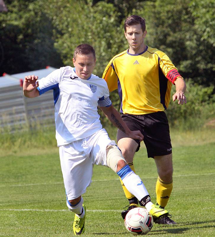 Fotbalisté Trmic (ve žlutočerném) doma smetli Chlumec 9:1.