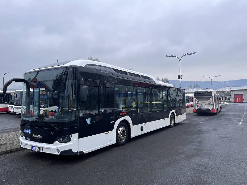 Bílý elektrobus Scania by mohl jednou doplnit flotilu vodíkových autobusů.