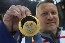 Jan Čaloun, "zlatý" hráč z olympiády v Naganu se zlatou medailí.