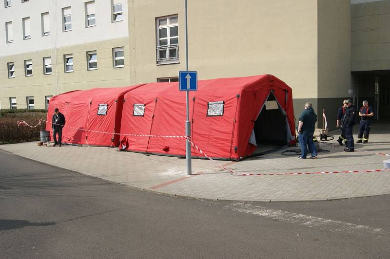 Hasiči stavěli odběrové stany v Ústí nad Labem.