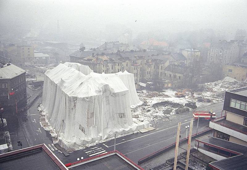 Osm domů v centru města během chvíle navždy zmizelo.