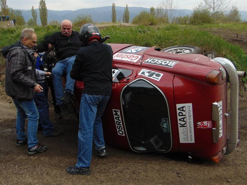 Při veteránské Rallye Praha Revival převrátil Pavel Paulík svého SAABa.