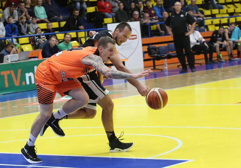 Basketbalový zápas mezi Ústím a Hradcem Králové