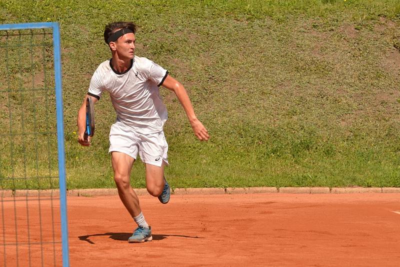 Tenisový turnaj dorostenců v Ústí nad Labem vyhrál nenasazený Jiří Čížek z LTC Houštka.