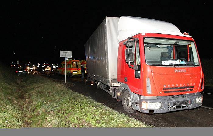 K vážné dopravní nehodě došlo na silnici 1/15 u sjezdu z dálnice D8 u Lovosic. Nehoda kamionu a osobního vozu si vyžádala tři vážně zraněné.