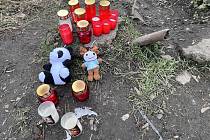 Místní lidé nosí na místo tragédie svíčky a plyšové hračky, aby uctili oběti sobotního ničivého požáru.