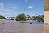 Povodně z počátku června 2013, mobilní zábrany tehdy nestačily.