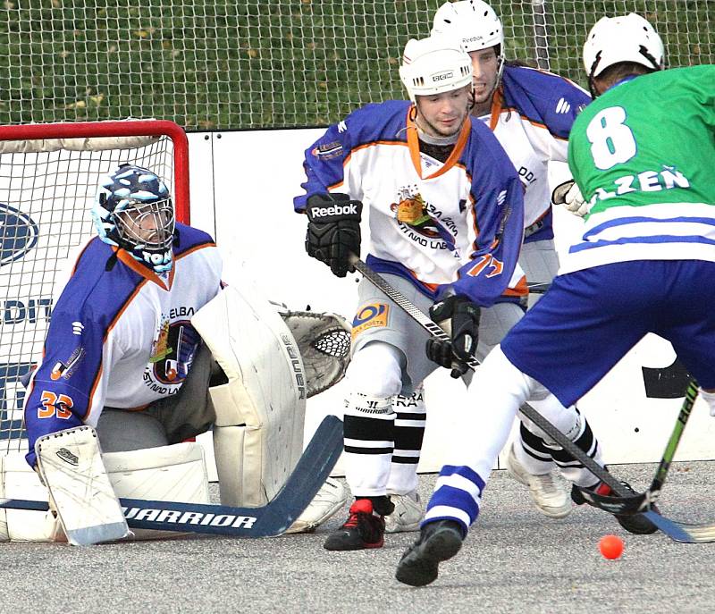 Ústečtí hokejbalisté (bílo-modří) doma porazili Plzeň 4:0.