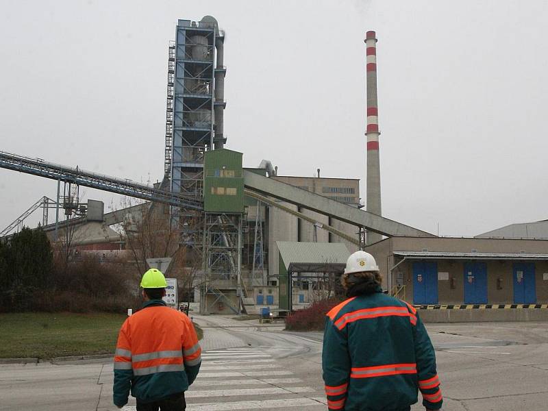 V cementárně Lafarge.