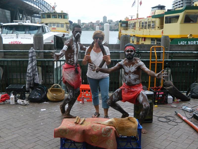 Domorodí Aboriginci a turistka v australském Sydney. Tou je Ema Růžičková z Ústí nad Labem.