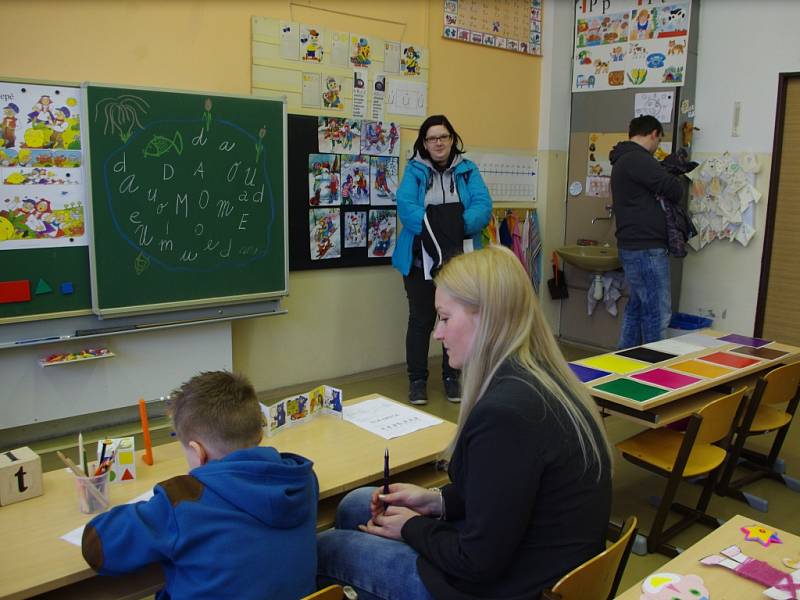 ZÁPIS DO PRVNÍ TŘÍDY absolvovaly děti v ZŠ Nová na Střekově. Zápis tam pokračuje i v úterý od 14.00 do 18.00 hodin.