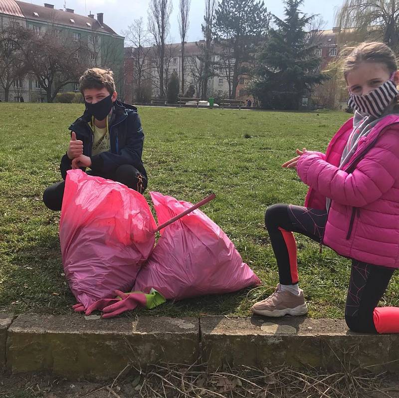 S úklidem na Klíši a na Střižáku pomáhaly i děti.