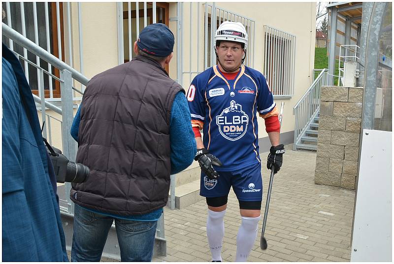 Hokejbalisté Elby Ústí nad Labem (v tmavém) podlehli ve 3. čtvrtfinále extraligy Kladnu 1:5. Foto: Miroslav Vlach