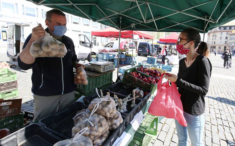 První farmářské trhy v Ústí nad Labem po uvolnění restrikcí koronavirové krize. Úterý 21. dubna