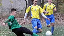 Fotbalisté Vaňova (ve žlutomodrém) zvítězili i v Sebuzíně 4:1 a drží pozici lídra. Foto: Deník/Rudolf Hoffmann