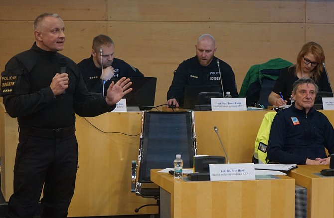 Petr Hančl ze Školního policejního střediska se svou přednáškou na téma “Ozbrojený útočník ve škole“.
