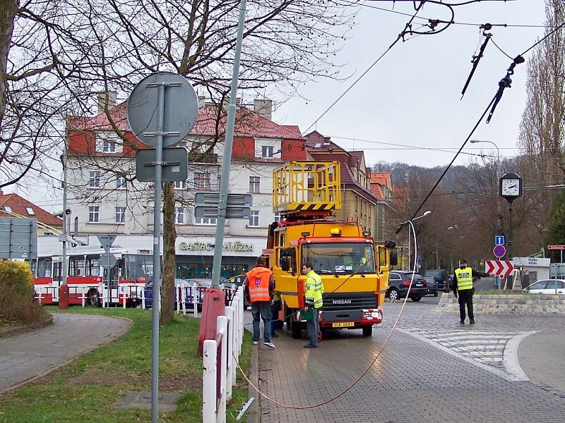 Vůz odtahové služby na Klíši strhl trolejové vedení.