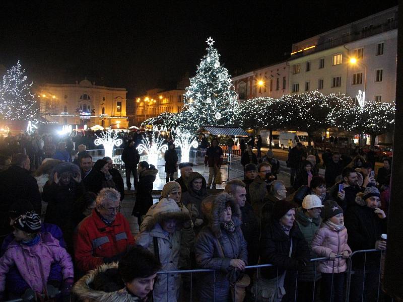 Benefiční koncert na ústeckém Lidickém náměstí pro nemocnou Leonku