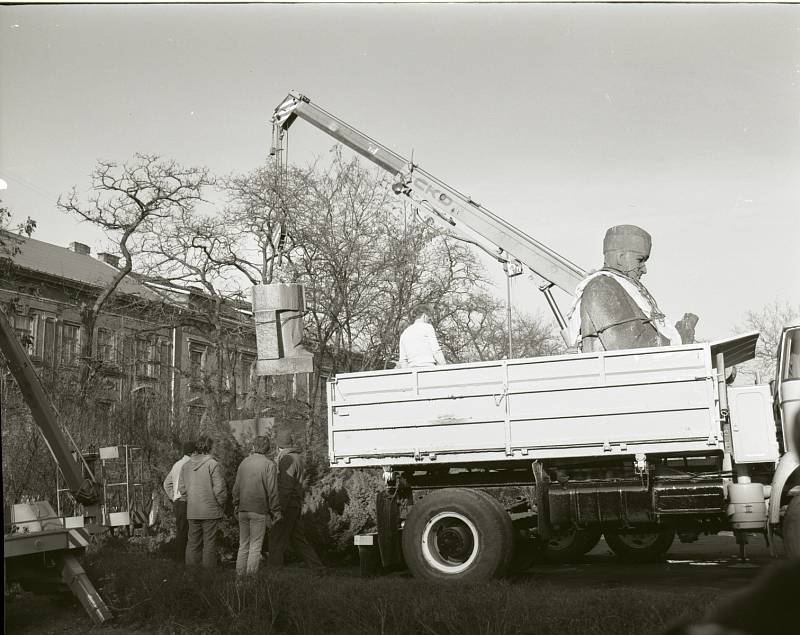 Smetanovy sady, 18. ledna 1990. Stěhování sochy Klementa Gottwalda z centra Ústí na skládku komunálního odpadu v Chabařovicích.