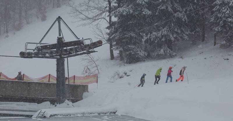 Pokus o spuštění vleků a lanovky nevyšel. Policie podle nařízení vlády o šíření koronaviru spuštění zakázala. Lidé proto vyrazili na sjezdovky po svých, jen počasí nepřálo, hustě sněžilo a foukal ledový vítr.